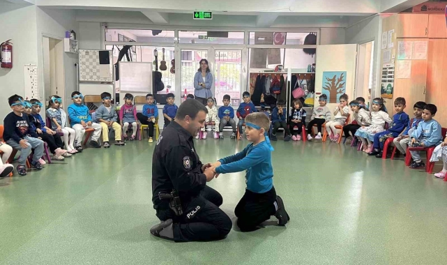Tatvan'da anaokulu öğrencilerine boyama kitabı hediye edildi