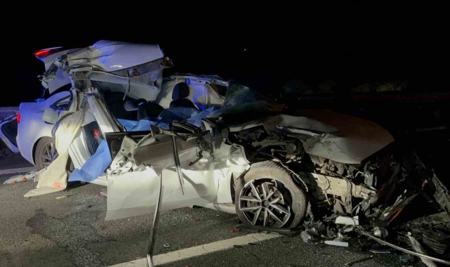 TEM'de feci kaza: Tıra çarpan otomobil kağıt gibi ezildi, 2 kişi hayatını kaybetti