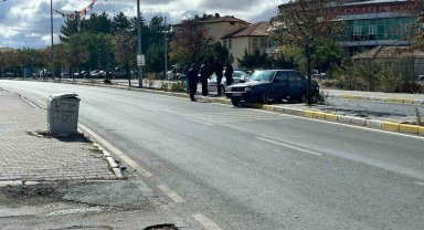 Tırla çarpışan otomobil refüje çıktı