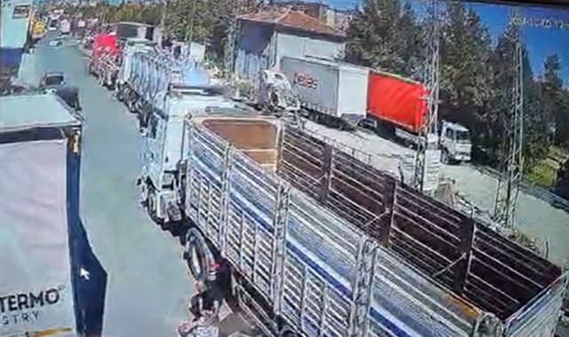 Tırların arasında sıkışarak ağır yaralandı, kaza anı görüntüleri ortaya çıktı