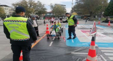 Tokat'ta mobil tır ve emniyet kemeri simülasyon aracında trafik eğitimi verildi