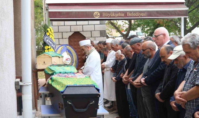 Trafik kazasında hayatını kaybeden 3 aile ferdi son yolculuklarına uğurlandı