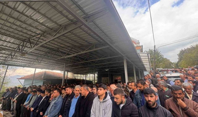 Trafik kazasında yanarak ölen futbolcu toprağa verildi