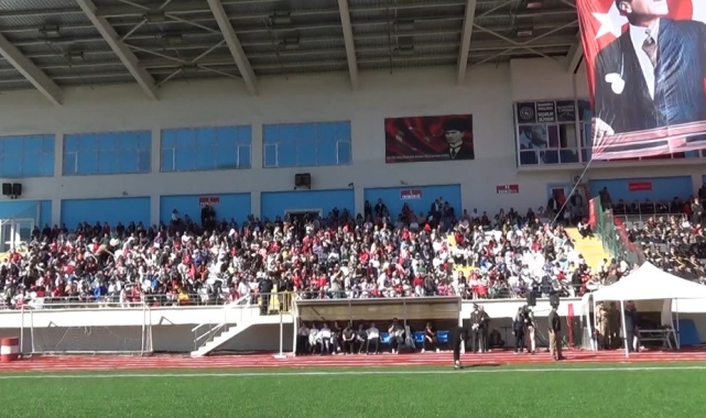 Tunceli'de cumhuriyet sevdalıları stadyumu doldurdu