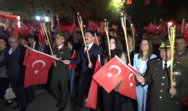 Tunceli'de meşaleli Cumhuriyet yürüyüşü