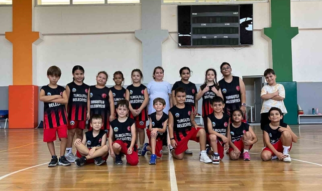 Turgutlu Belediyesinin basketbol kurs kayıtları devam ediyor
