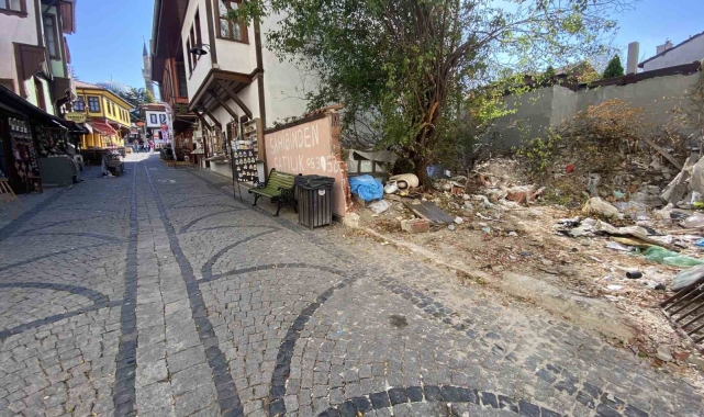 Turistik bölgedeki molozlu arsa kötü görüntü oluşturdu
