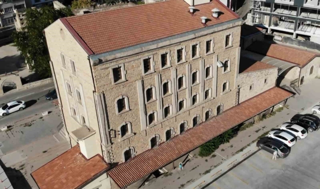 Türkiye Cumhuriyeti'nin ilk fabrikalarından 100 yaşındaki Azmi Milli hala çalışıyor