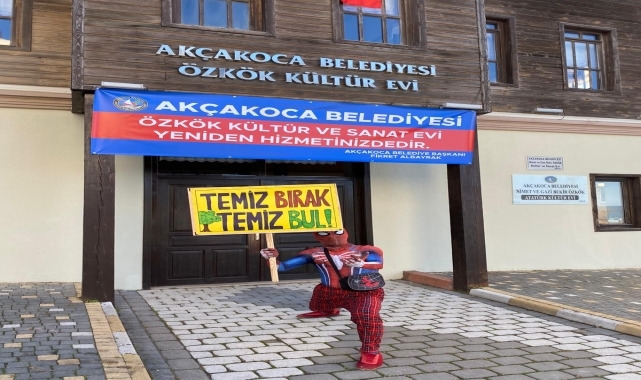 Türkiye'yi gezen "Örümcek Adam" Düzce'de sahil temizliği yaptı