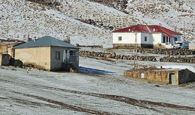 Türkiye'nin en yüksek rakımlı köyü beyaza büründü