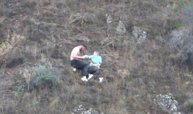 Uçuruma düşen otomobilden sağ çıktılar, 200 metrelik uçurumda kurtarılmayı beklediler