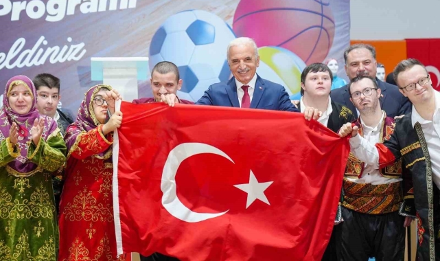 Ümraniye'de spor seferberliği: 100 okula 3 bin 267 spor malzemesi verildi