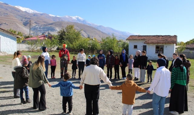 Üniversite öğrencileri çocukları sevindirdi
