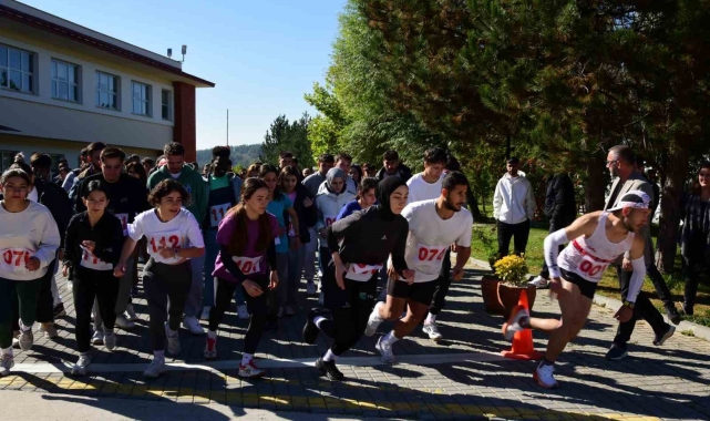 Üniversite öğrencileri, Cumhuriyet Bayramı için bin 923 metre koştu
