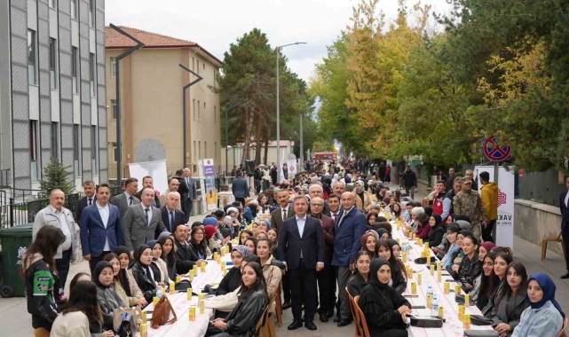 Üniversite öğrencilerine hoş geldiniz kahvaltısı