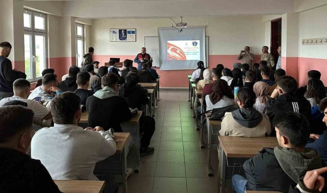 Üniversite öğrencilerine jandarmadan bilgilendirme