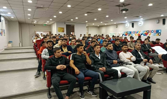 Üniversite yurdunda &quot;Üniversite ve Yurt Yaşamına Uyum&quot; semineri düzenlendi