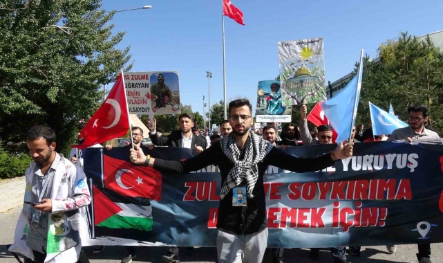 Üniversiteli gençler Erzurum&#039;da Filistin&#039;e destek için yürüdü