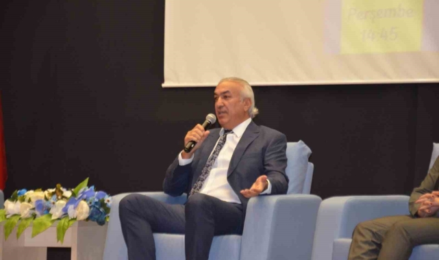 Üniversiteli gençler, Tikbaş'ın simit satıcılığından iş insanlığına uzanan hayat hikayesini nefes almadan dinledi