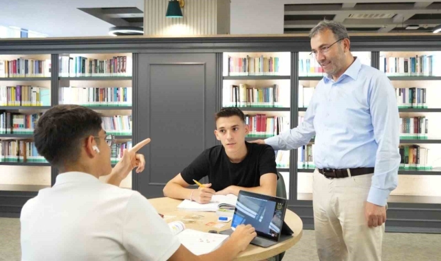 Üniversiteyi ilk kez kazanan Pendikli gençlerin hesabına 10 bin TL eğitim desteği yatırıldı