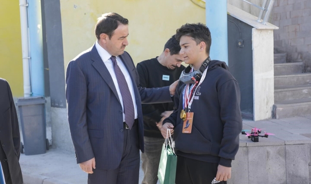 Vali Işın, Uluslararası Robot Yarışması'nda başarı elde eden Doruk Cengiz'i tebrik etti