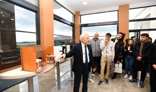 Van YYÜ'de 'Tiyatro Dekorları Maket Sergisi' açıldı