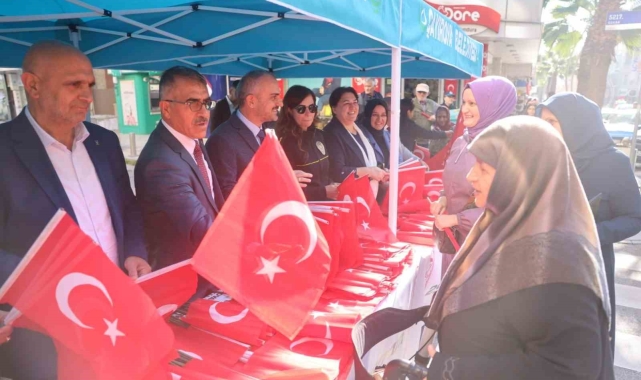 Vatandaşlara Türk bayrağı dağıtıldı