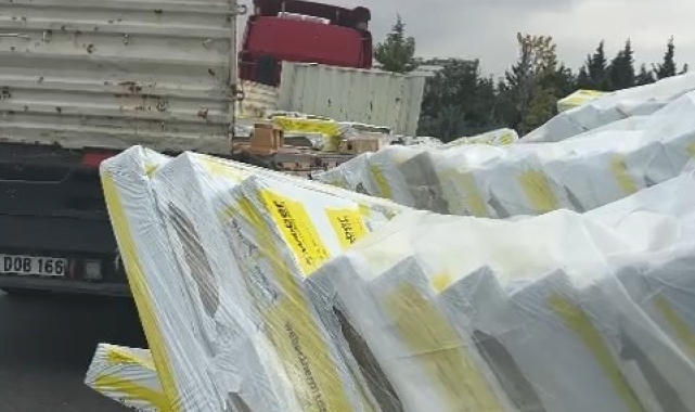 Virajı alamayan tırda yüklü malzemeler yola saçıldı