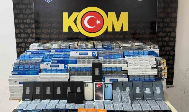 Viranşehir'de 85 kaçak cep telefonu ile 5 bin paket sigara ele geçirildi