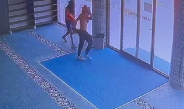 Yalova'da camiden yangın söndürme tüpü çalan hırsızlar güvenlik kamerasında