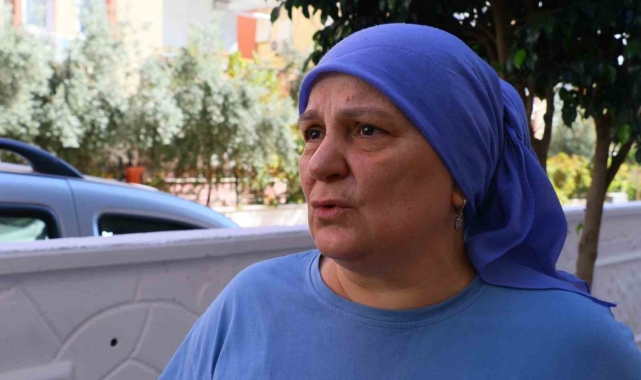 Yangını gören komşular karşı balkondan hortumla alevlere müdahale etti