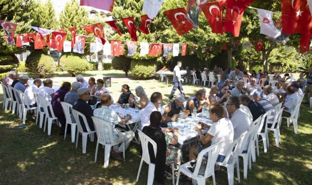 Yaş almış vatandaşlar Büyükşehir Belediyesinin etkinliklerinde eğlendi
