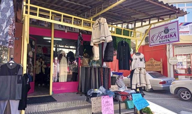 Yaşlı kadın, mağazanın önünde satılan montu çalıp gözden kayboldu