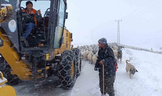 Yaylada sürüsü ile kara yakalanan çobanın imdadına Büyükşehir ekipleri yetişti