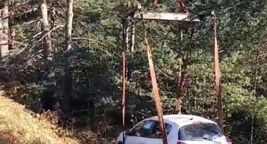 Yedigöller yolunda otomobil, ağaçlık alana uçtu: 2 yaralı