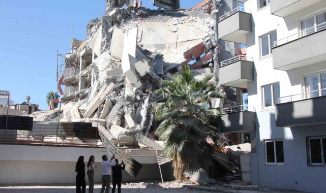 Yıkım, deprem paniği yaşattı: Molozlar öğrenciler içerideyken kurs merkezinin duvarını yıktı