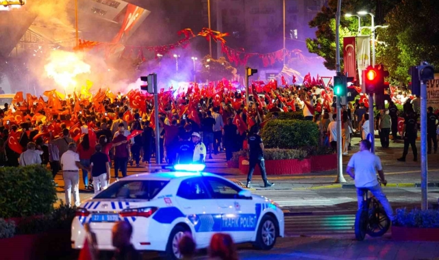 Yılmaz'dan Cumhuriyet coşkusuna davet