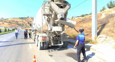 Yola harç döküp ilerleyen beton mikseri sürücüsüne ceza