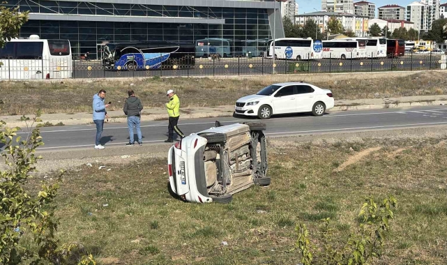 Yoldan çıkan otomobil yan yattı, sürücü yaralandı