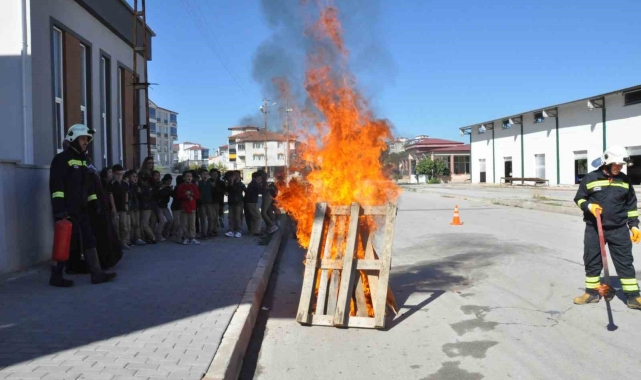 Yozgat'ta öğrencilere yangına müdahale eğitimi verildi