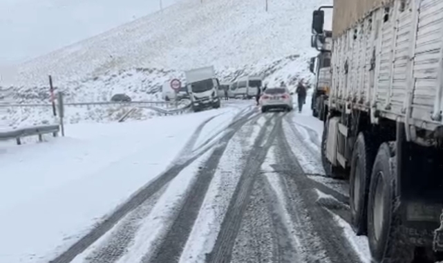 Yüksekova-Van kara yolunda kar yağışı nedeniyle çok sayıda araç mahsur kaldı
