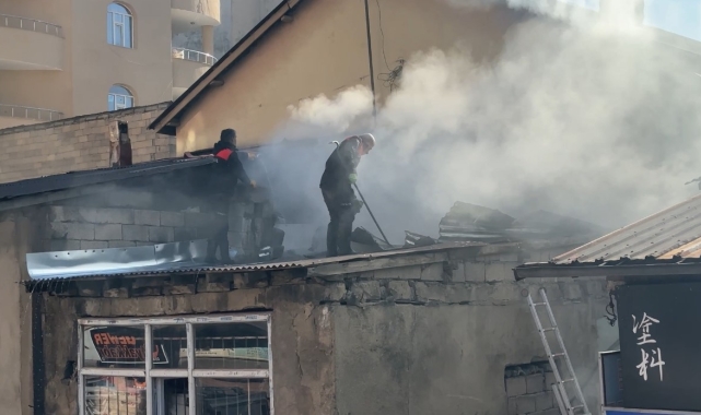 Yüksekova'da bir iş yerinde yangın çıktı