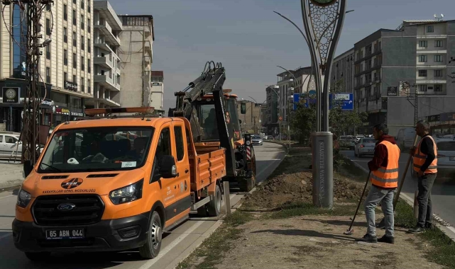 Yüksekova'da refüj yenileme çalışması