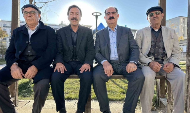 Yüksekova'da vatandaşlar yazdan kalma günlerin keyfini sürüyor