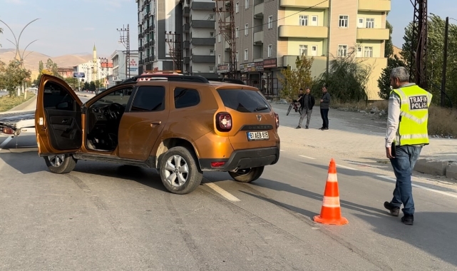 Yüksekova'da yolun karşısına geçmek isteyen kıza araba çarptı