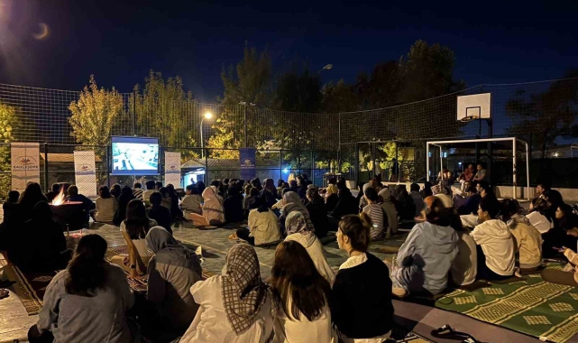 Yurt öğrencilerine açık hava sineması