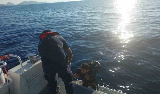 Yüzerek Yunanistan'a geçmeye çalıştı