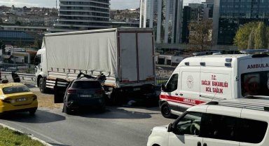 Zeytinburnu'ndaki feci kazada otomobil, park halindeki kamyonete çarptı: 1 ölü