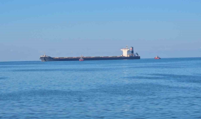 Zonguldak'ta yük gemisi karaya oturdu