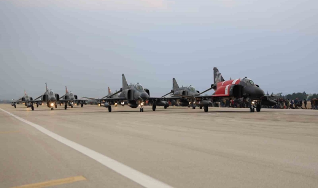 10 tane F-4E Phantom uçağıyla 'fil yürüyüşü' yapıldı